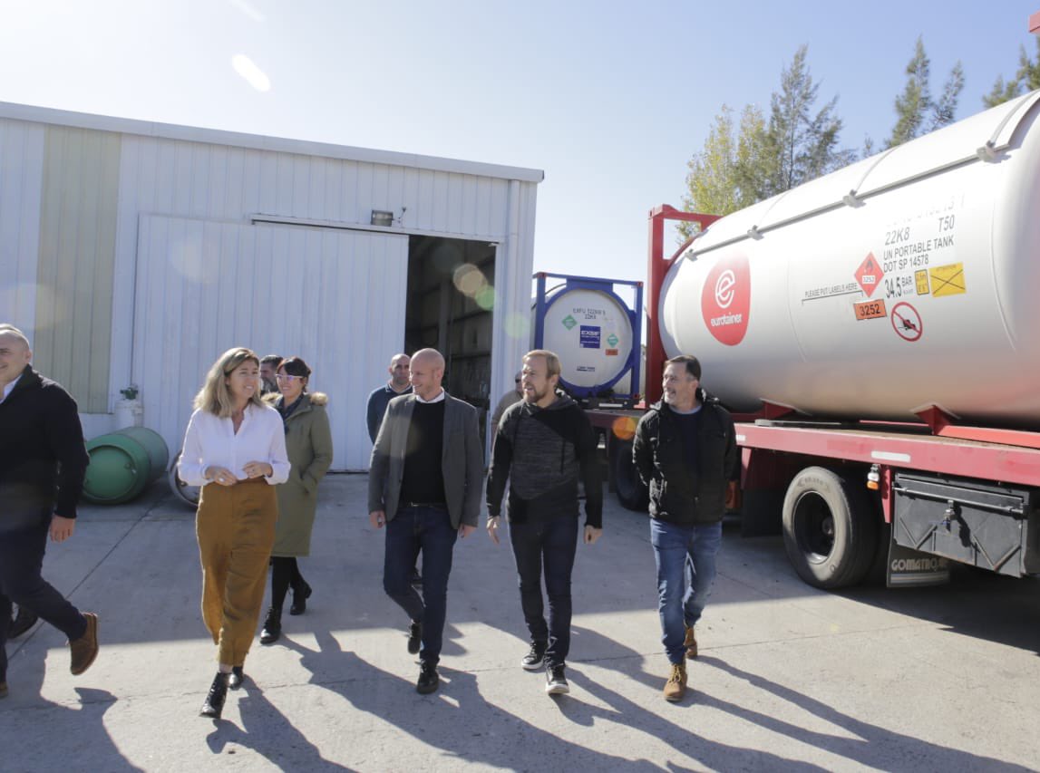 Más inversión es más desarrollo y más empleo 💪🏭🇦🇷. 

Con el intendente <a href="/GranadosGaston/">Granados Gastón</a> estuvimos en el polo industrial de #Ezeiza para visitar la empresa DPMG, una PyME familiar que se dedica a la venta de refrigerantes para heladeras y aires acondicionados.