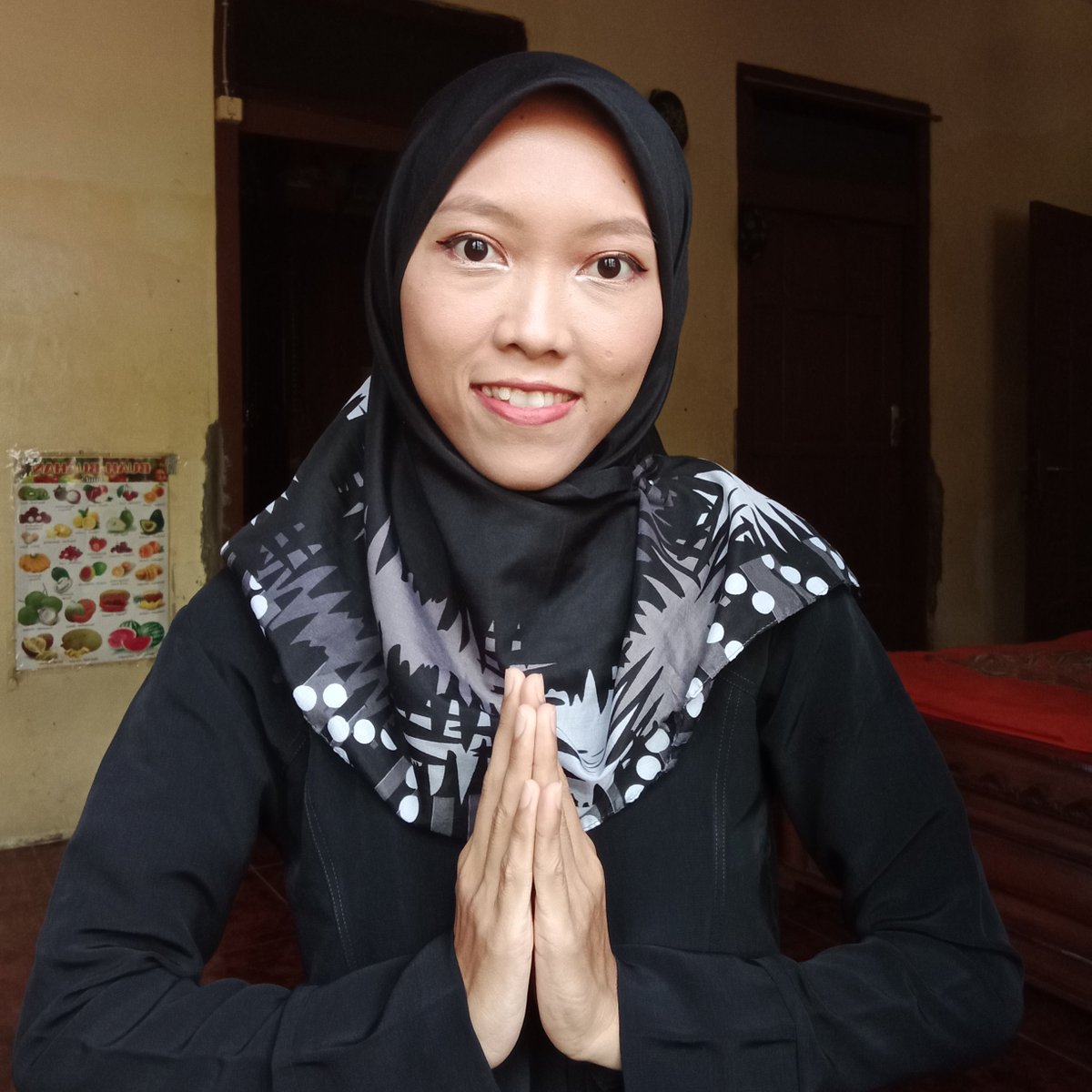 N2Hasanah's tweet photo. Selamat hari raya idul fitri 🙏

*suami &amp; anak sulit diajak foto bersama ✌🤭 https://t.co/S0NYj0IMNN