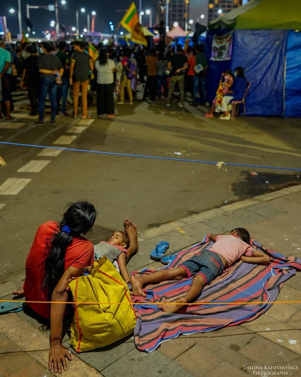 ThilinaKalu's tweet photo. දරුවන්ට හෙටක් හදන්න දුක් විඳින අම්මලා 💔

#lka #SriLankaProtests #srilankaneconomiccrisis #SriLankanCrisis https://t.co/Msqu5B8xAj