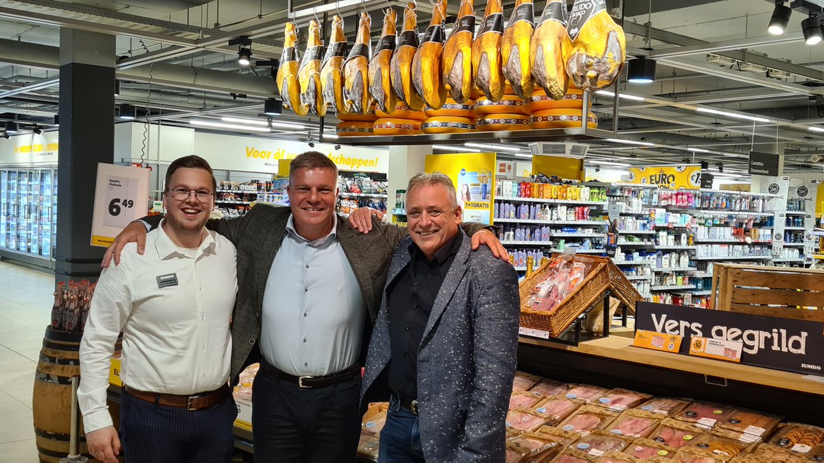 Met veel enthousiasme kunnen we u mededelen dat Jumbo Supermarkten na de 67e editie op 4 juni as ook voor de edities van 2023 en 2024 onze hoofdsponsor zal zijn. Vanmiddag vond de ondertekening plaats tussen Stichting Wielercomité Papendrecht en de beide Jumbo's uit Papendrecht.