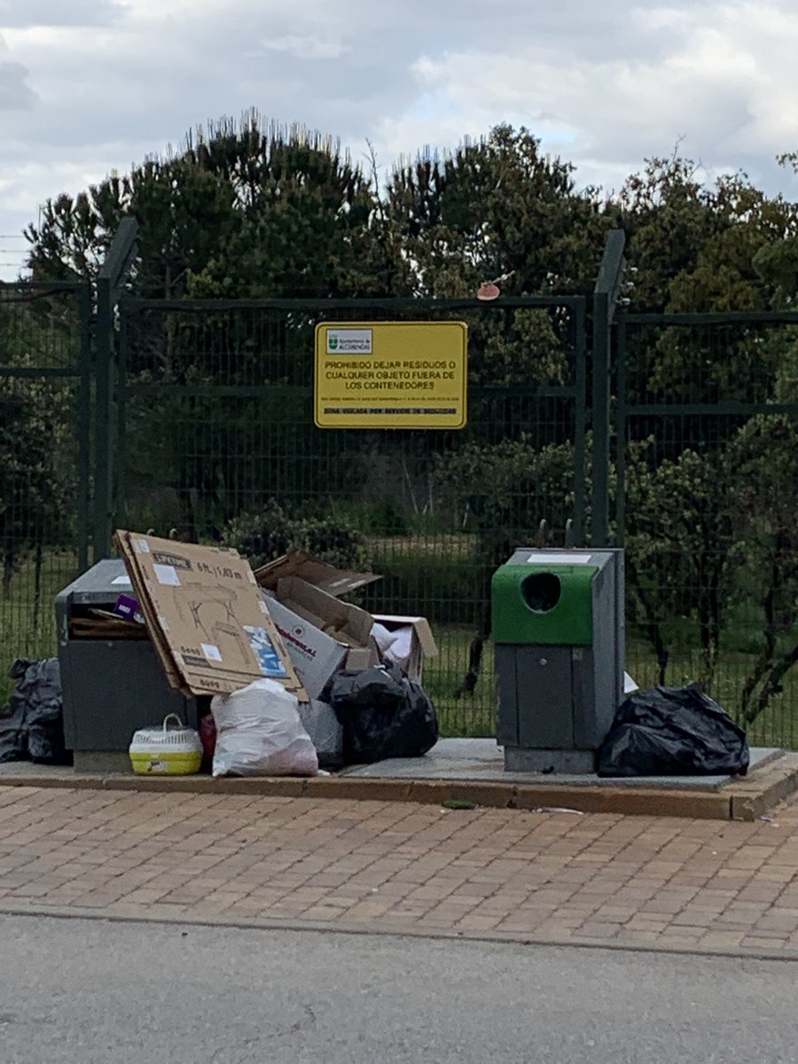 gfritzsch's tweet photo. @ALCBDS_Ayto así es difícil reciclar…en Camino Ancho 80 https://t.co/JZx4Y2lcnL