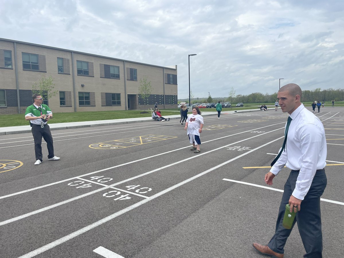 A little 🏈 during social growth time with <a href="/hjswildcat/">Mr. Tracy</a> &amp; <a href="/SLSDmcbee/">Mr. McBee</a> !  Thanks for jumping in!! 
#FindYourGreatness