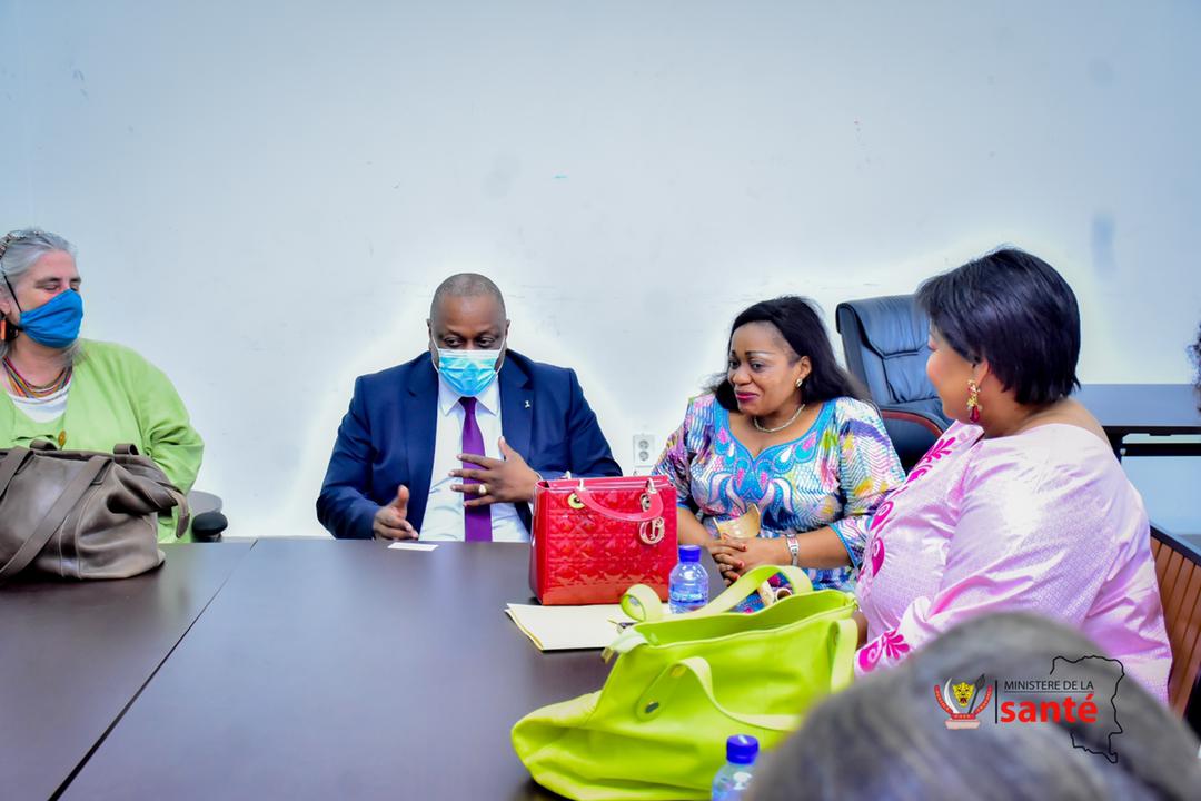 KatshiKapena's tweet image. L'honorable @WamuHenriette  a été invité ce mardi, par le ministre de la Santé Publique, Hygiène et Prévention, Dr Mbungani Jean-Jacques à la cérémonie du lancement du Programme « Pouvoir Choisir en Rdc » que va implanter Oxfam en partenariat avec les Affaires Mondiales Canada.