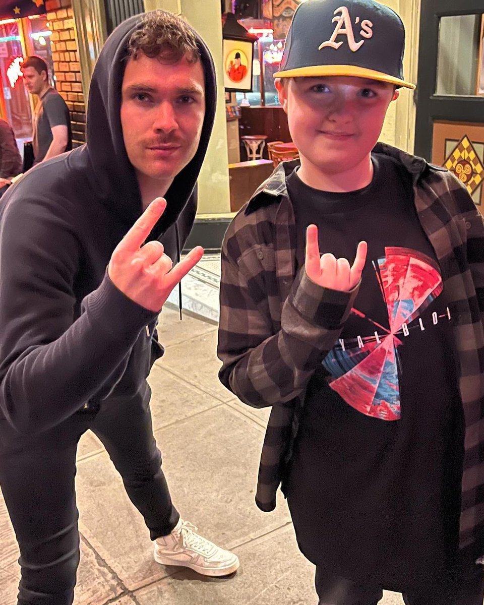 RoyalBloodMx's tweet photo. Royal Blood con un pequeño fan
Repost roscoecoxisdead
・・・
The great Mike Kerr from @royalblooduk and London last night after the Portland show. I can’t thank you guys enough for taking time out for him. 🤘🏼 #royalbood #mikekerr #benthatcher https://t.co/TDTp9wXLGE