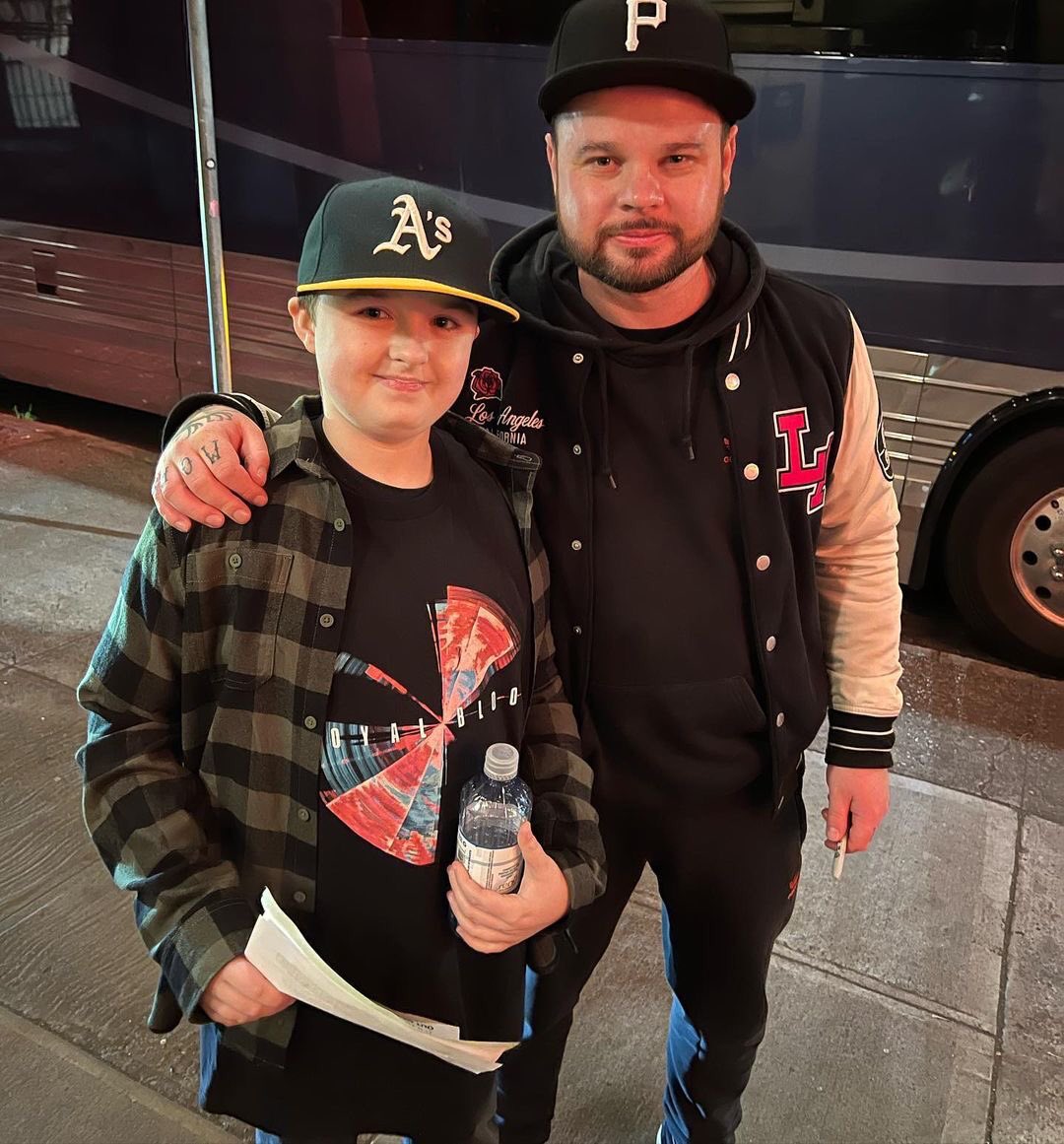 RoyalBloodMx's tweet photo. Royal Blood con un pequeño fan
Repost roscoecoxisdead
・・・
The great Mike Kerr from @royalblooduk and London last night after the Portland show. I can’t thank you guys enough for taking time out for him. 🤘🏼 #royalbood #mikekerr #benthatcher https://t.co/TDTp9wXLGE