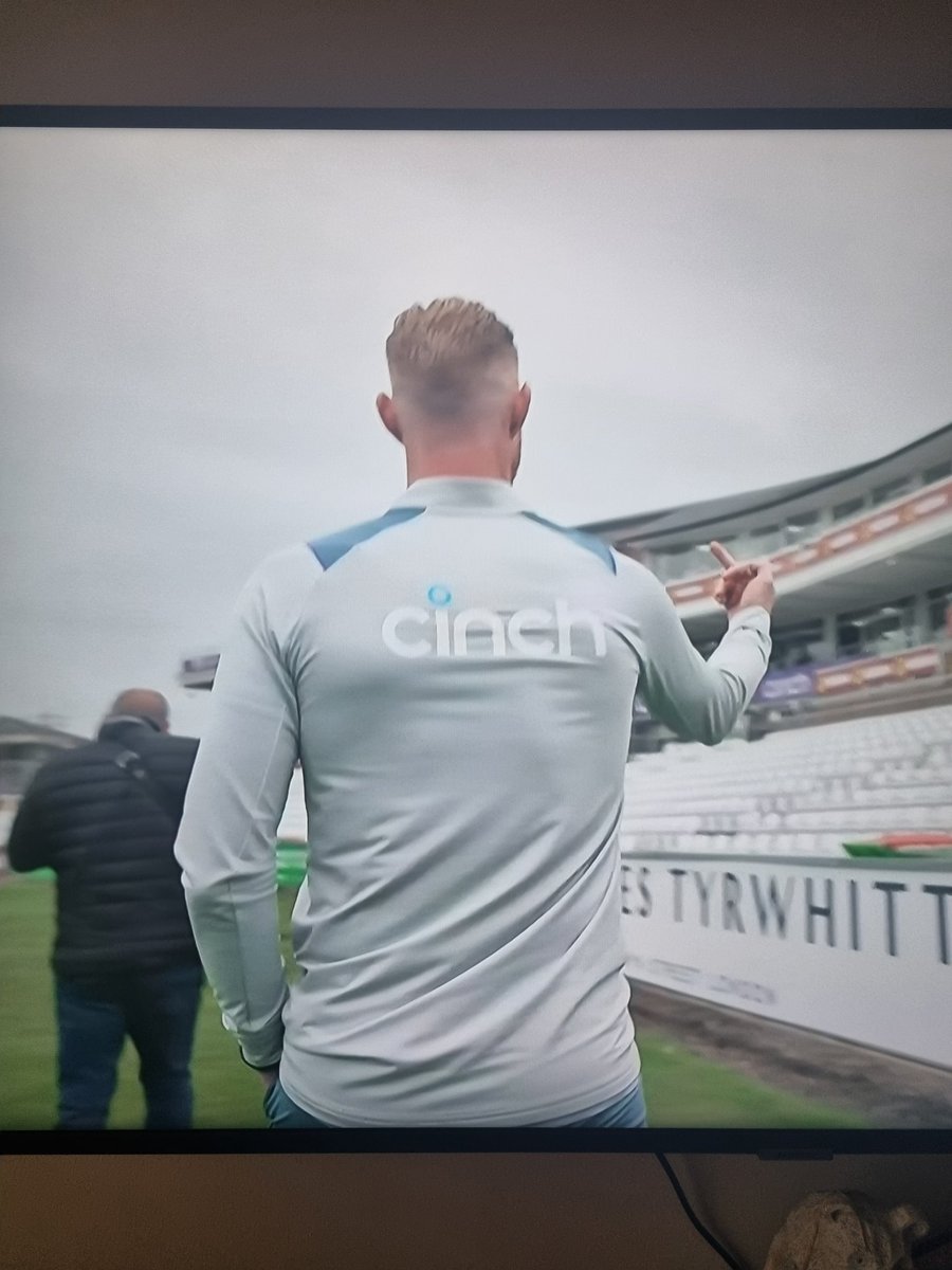 CrisK9's tweet photo. Nice one @itvnews @ITV caught Ben giving someone the middle finger 🤣🤦‍♂️ @benstokes38 https://t.co/SfeNZaFTgm
