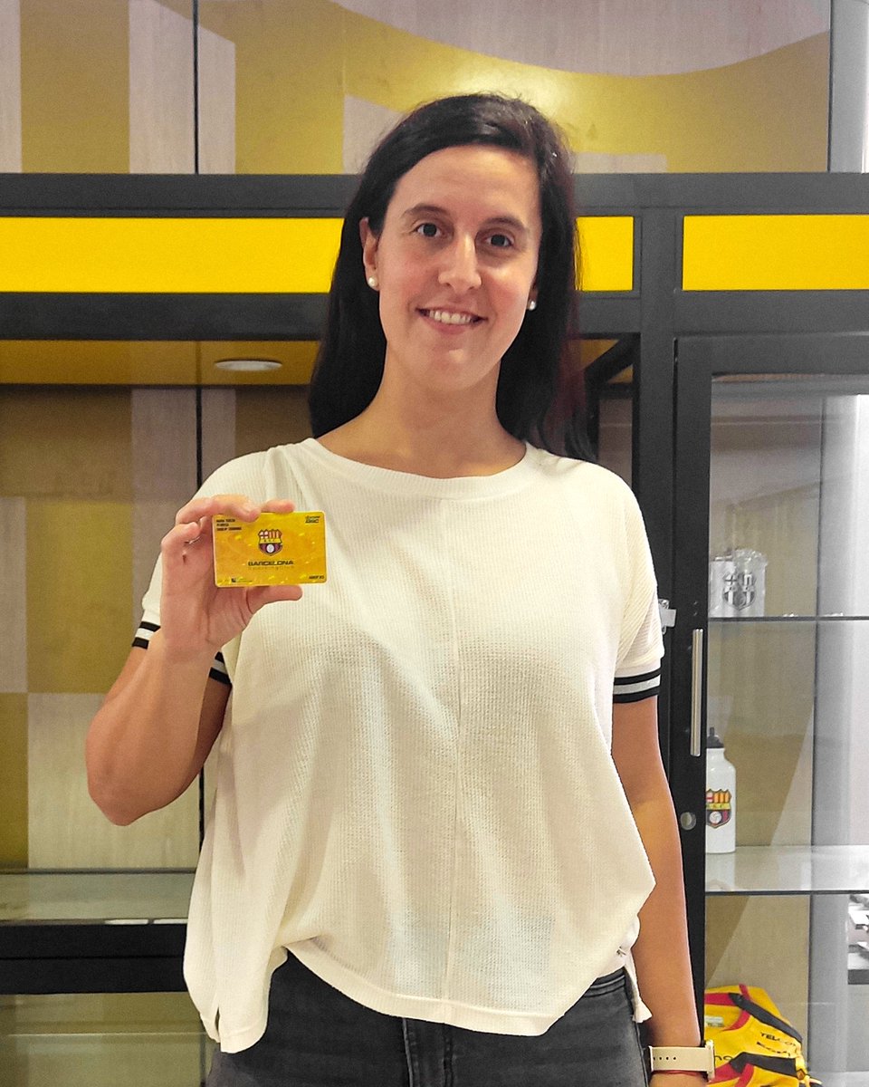 sociosbsc's tweet photo. ¡Más 🇦🇷 se unen a este sentimiento!
María Pedrosa vino desde Córdoba-Argentina para visitar el Estadio Banco Pichincha y convertirse en Socia del Club 💳🙌🏻
#HazteSocio #97BSC 💛🖤 https://t.co/moBIxztE3L