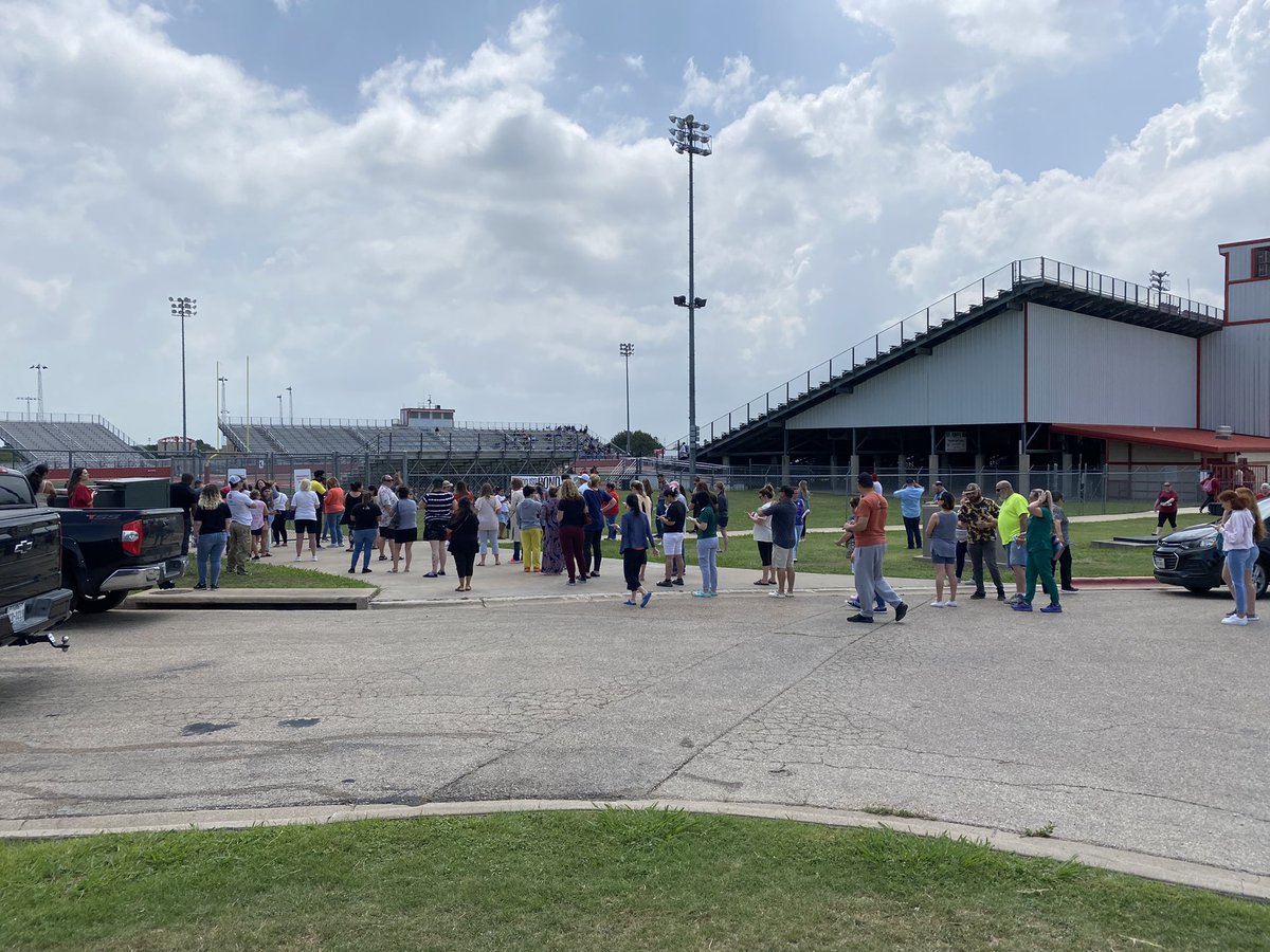HAPPENING NOW: Parents and guardians of Belton HS students are now picking up students at Tiger Field after a reported stabbing happened on campus. The school is closed for the day. <a href="/6NewsCTX/">KCENNews</a>