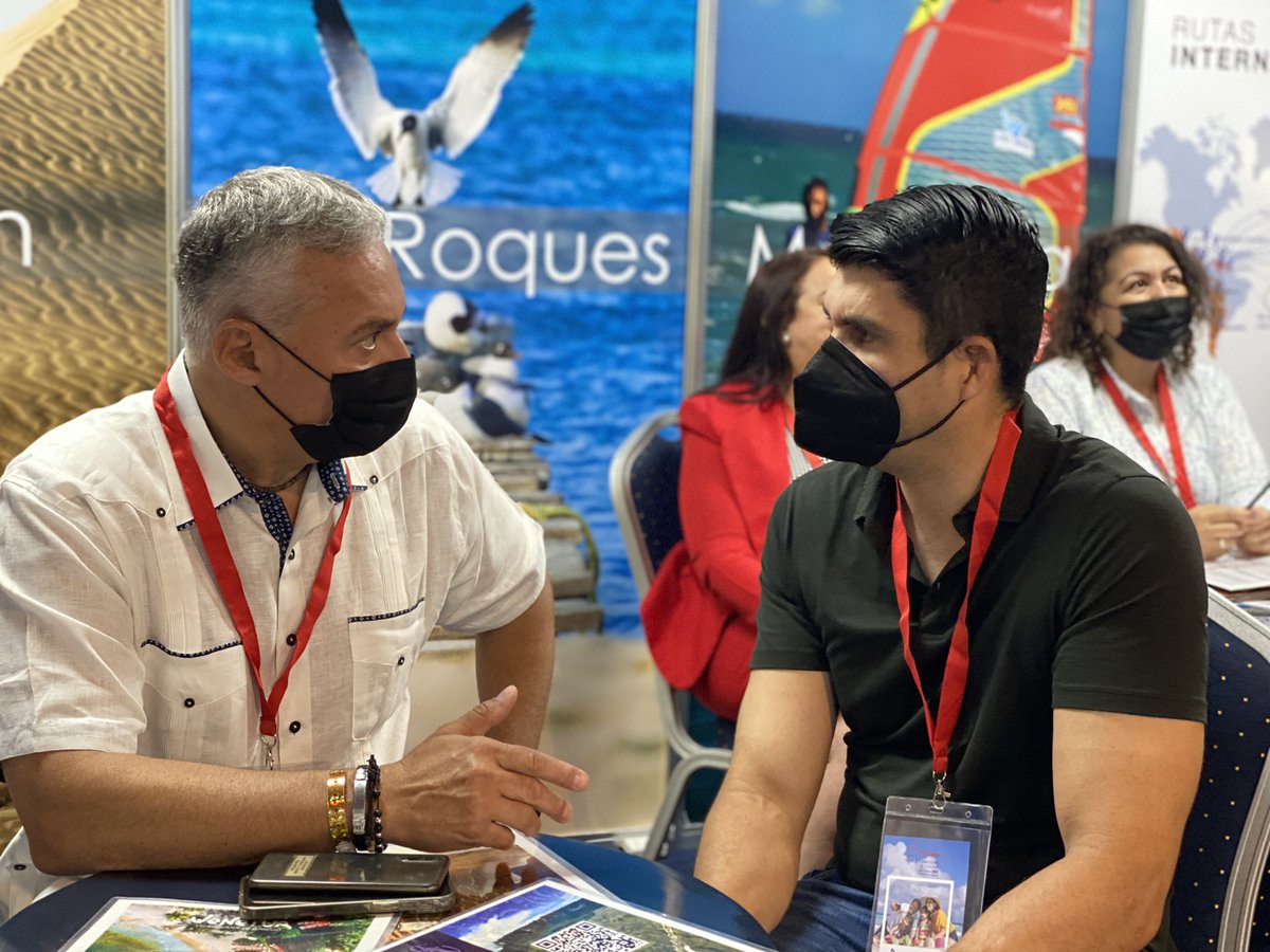 Nos reunimos con el Presidente de la Aerolínea @AerolineasE, Boris Serrano, felicitamos el gran paso de inaugurar el vuelo Porlamar-Varadero, Cuba. Seguimos promocionando el multidestino a través de la conexión con los turistas del caribe. @NicolasMaduro @delcyrodriguezv