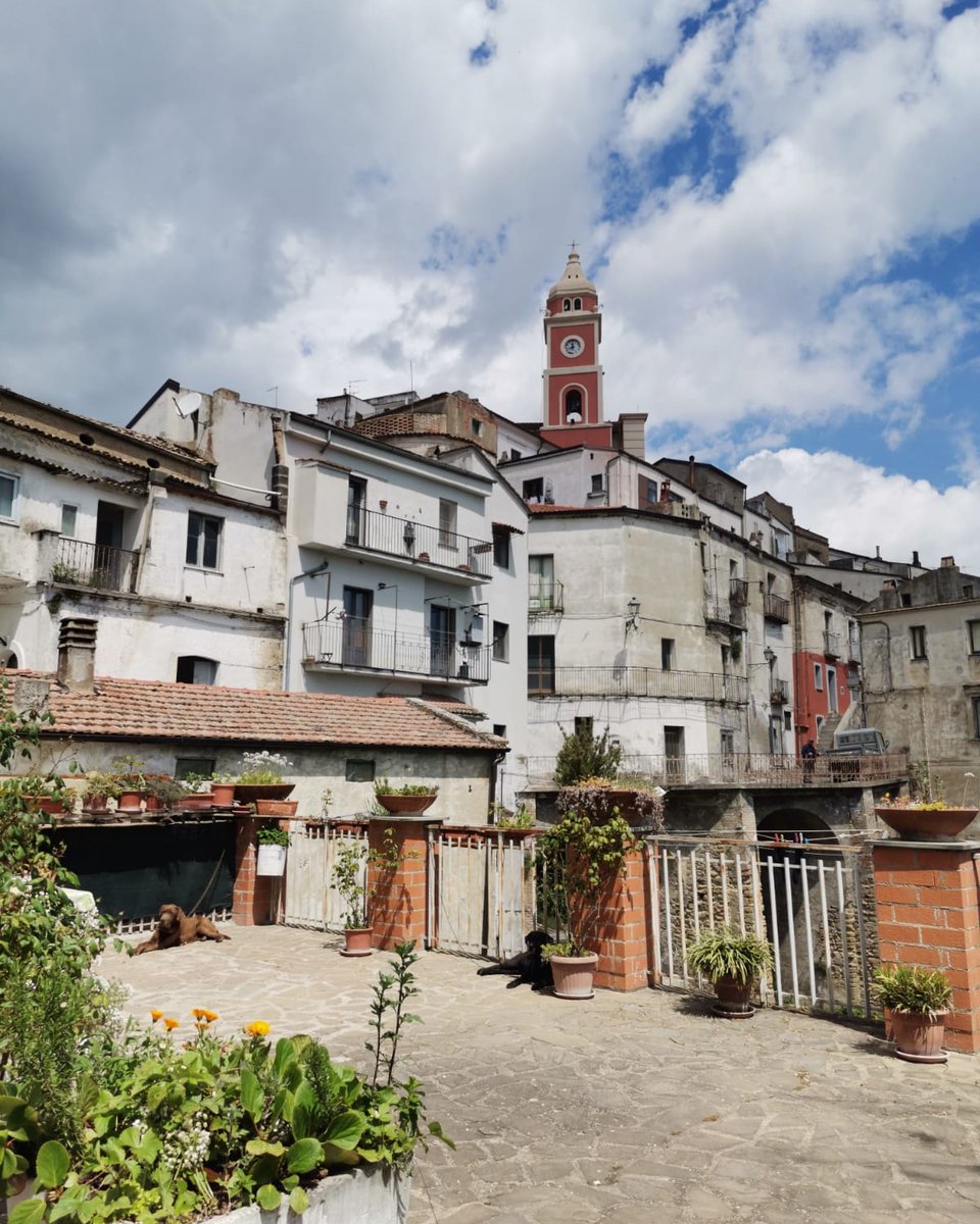 gius_chiaradia's tweet photo. Un paese ci vuole, non fosse che per il gusto di andarsene via. Un paese vuol dire non essere soli, sapere che nella gente, nelle piante, nella terra c’è qualcosa di tuo, che anche quando non ci sei resta ad aspettarti.
(Cesare Pavese)
#Roccanova #Potenza https://t.co/WHs9B1x2Qr