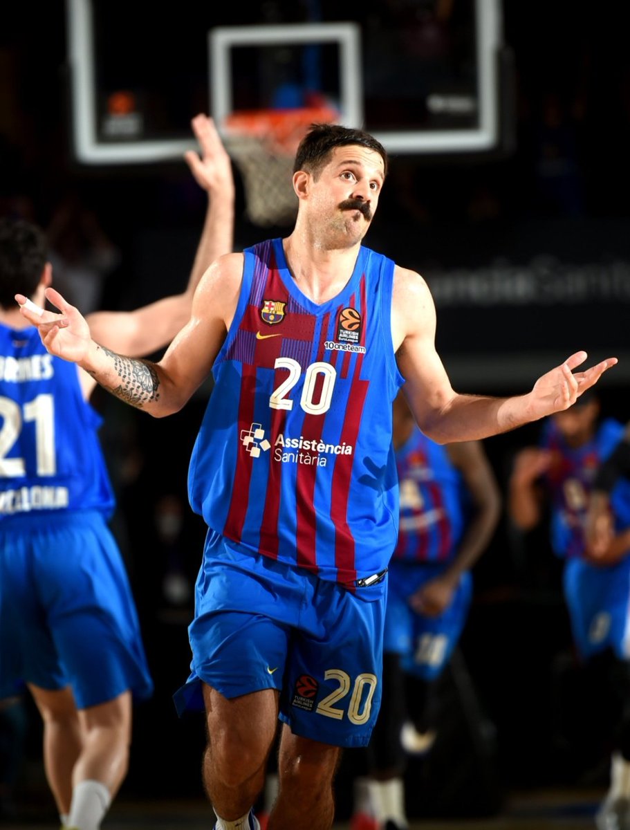 gsole14's tweet photo. Es la foto de la temporada en el Barça. 

Por el protagonista. Y el momento. https://t.co/6mVw1bTcHG