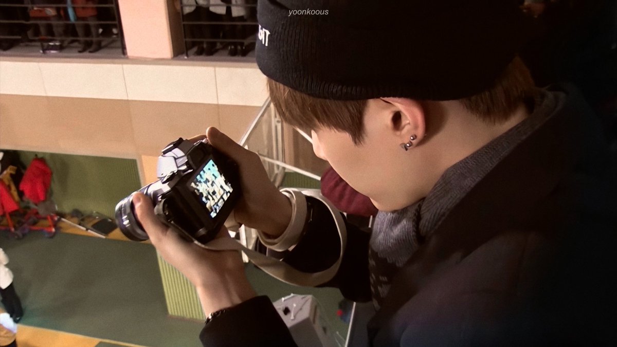 btspathbr's tweet photo. te amo yoongi fetus todo bobinho tirando foto do jungkook na formatura te amo https://t.co/MnYXD4Qf8j
