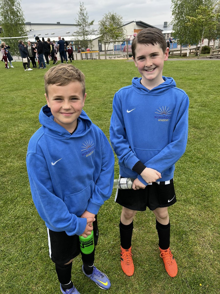 So good to finally get to see these two play some school football tonight, won 2 and draw 1 in their mini tournament ⚽️⚽️@KingfisherY6 <a href="/Toucan_Class/">ToucanClass</a> <a href="/Norbridge_PE/">Norbridge PE</a> <a href="/vickybarrett84/">VBaz</a>