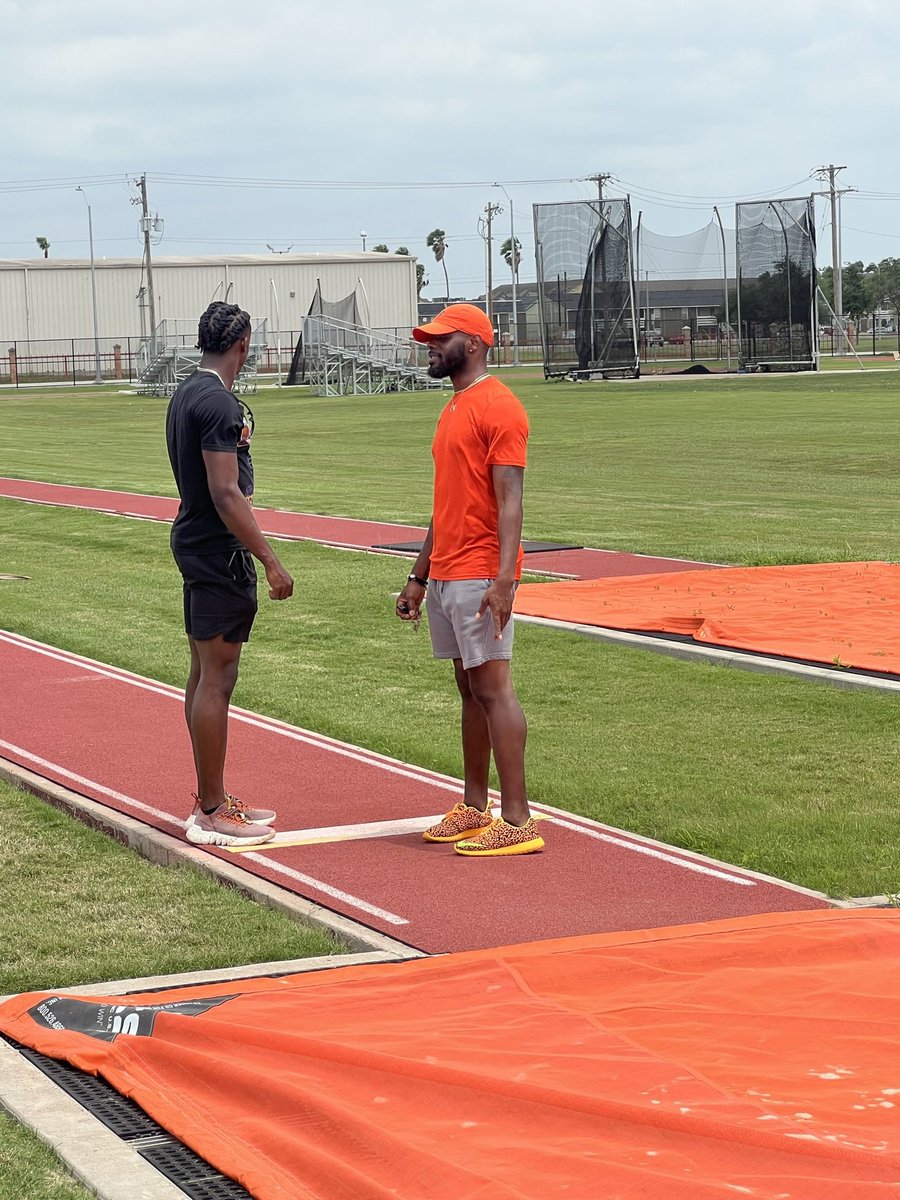 jedudu7's tweet photo. #AGTG I am thankful and blessed to be announcing I have officially signed to @UTRGVTrackField huge shout out to the coaches there and @mikeembry_ for the opportunity. #D1 #RallyTheValley @FBBroncosTrack beyond blessed🙏🏾 time to work💪🏾 https://t.co/timaPXAn12