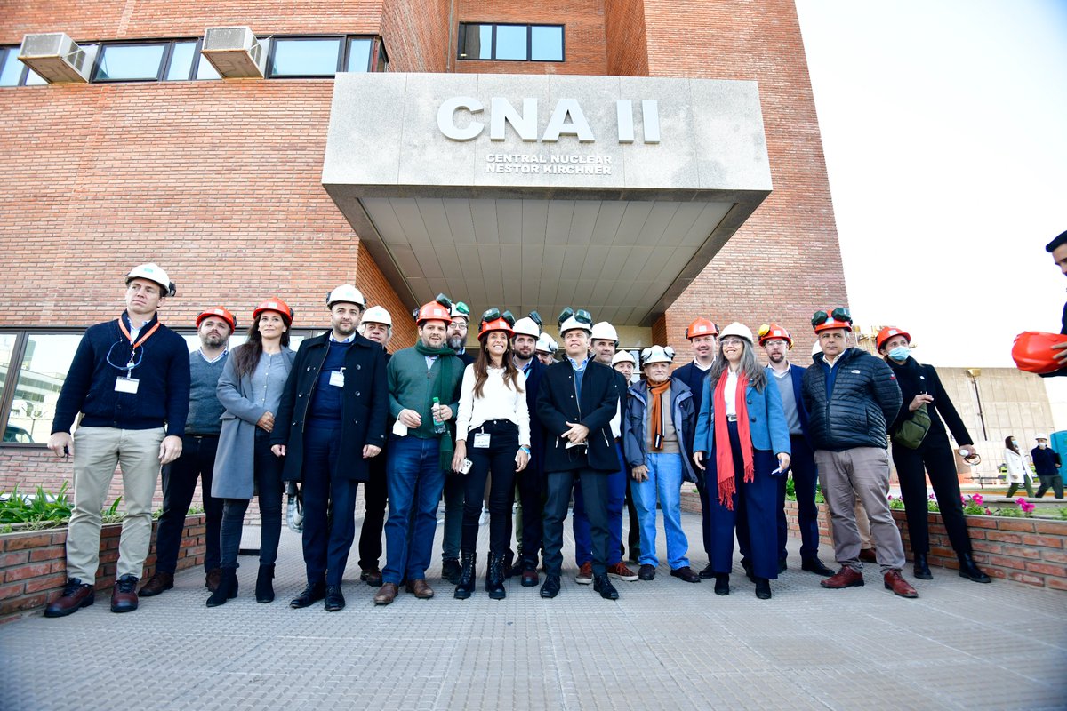 Kicillofok's tweet photo. Recorrimos el Complejo Nuclear Atucha, junto a José Luis Antúnez, @dariomartinezpj, Federico Basualdo, Gastón Ghioni y @CaffaroOsvaldoR, donde se retomará la construcción de la cuarta central luego del acuerdo entre @Nucleoelectrica y la Corporación Nuclear Nacional de China. https://t.co/4Gg6vjuo5J