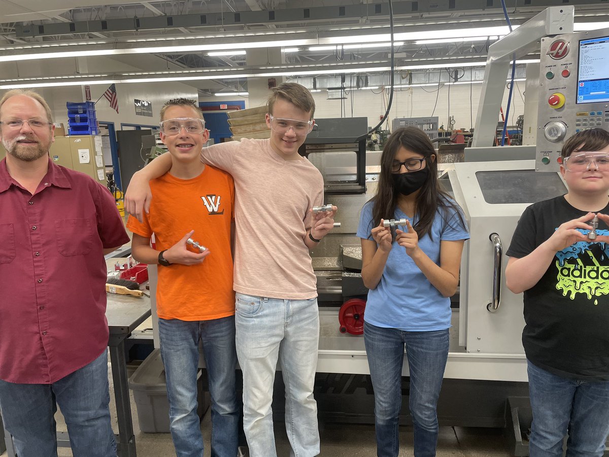 MrHowettSci's tweet photo. Great time in the machine shop today. @BraddockTodd @BeckyDenzer @brbarkey #wacc #wcsmisson https://t.co/mZON0yB51F