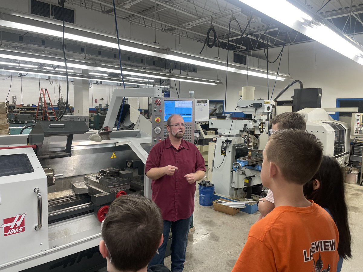 MrHowettSci's tweet photo. Great time in the machine shop today. @BraddockTodd @BeckyDenzer @brbarkey #wacc #wcsmisson https://t.co/mZON0yB51F