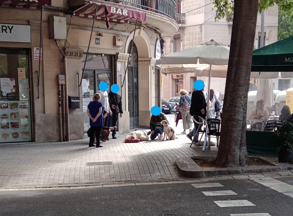 jmaria_1961's tweet photo. Una altra víctima de la negligència del @bcn_ajuntament
Des de fa molt de temps hi ha una rajola aixecada al encreuament Navas/Clot davant del bar Montferry que provoca caigudes en els vianants i que s'ha avisat vàries vegades.
Avui ha estat una iaia la que ha anat per terra. 😔 https://t.co/oZWLHw0QKx