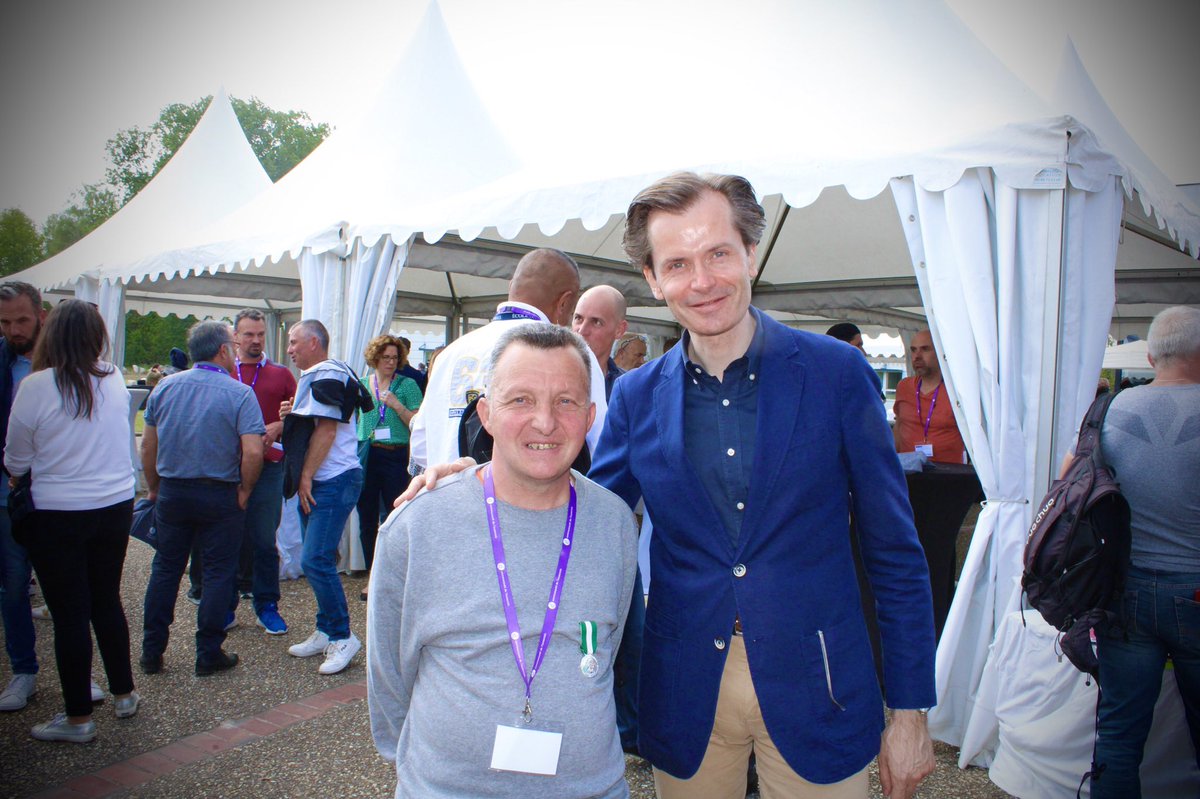 GLarrive's tweet photo. 🥇 Félicitations à Arnaud Geste, un petit gars de Sainpuits devenu agent de propreté à Auxerre, qui m’a invité à la cérémonie où il a reçu la médaille d’honneur communale. Ça fait plaisir de reconnaître le travail quotidien de ceux qui rendent la ville agréable. #DirectTerrain https://t.co/zbdykUzGYP