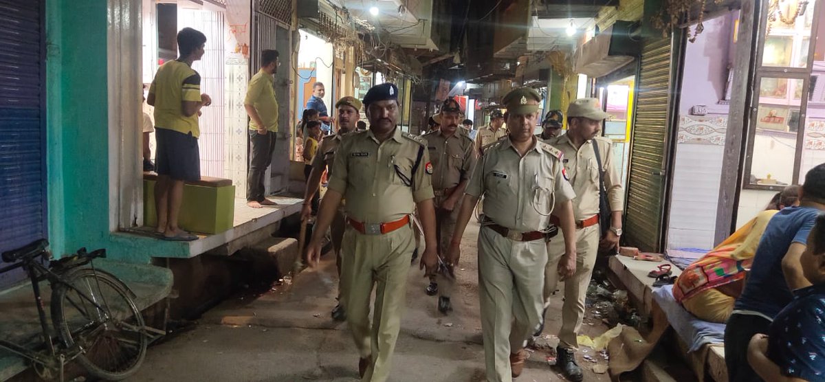 bandapolice's tweet photo. #bandapolice
पुलिस अधीक्षक बांदा के निर्देशन में अपराध तथा अपराधियों पर नियंत्रण लगाए जाने तथा आम जनमानस में सुरक्षा की भावना जागृत करने हेतु सीओ अतर्रा द्वारा थाना अतर्रा पुलिस के साथ किया गया पैदल गश्त।
#FootPatrolling 
#UPPolice https://t.co/cyukb1Jfve