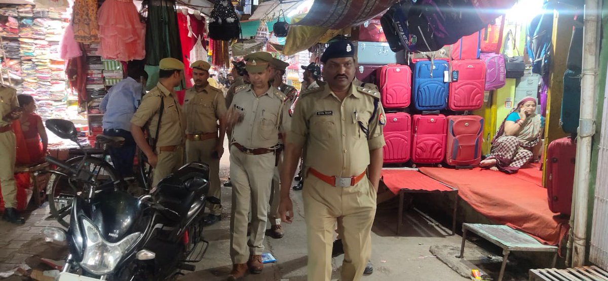 bandapolice's tweet photo. #bandapolice
पुलिस अधीक्षक बांदा के निर्देशन में अपराध तथा अपराधियों पर नियंत्रण लगाए जाने तथा आम जनमानस में सुरक्षा की भावना जागृत करने हेतु सीओ अतर्रा द्वारा थाना अतर्रा पुलिस के साथ किया गया पैदल गश्त।
#FootPatrolling 
#UPPolice https://t.co/cyukb1Jfve