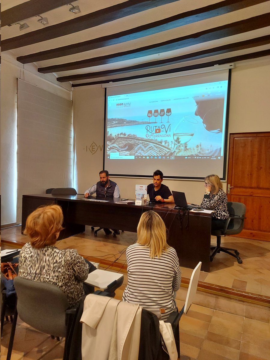 turismealtcamp's tweet photo. Avui s'ha presentat La ruta del vi de la @dotarragona als agents turístics de l'#altcamp I el conseller de Turisme l'Enric Ferré ha recolzat en nom del @consellaltcamp aquesta iniciativa que inclou onze cellers de la comarca i vertebra l'enoturisme a casa nostra! #turismealtcamp https://t.co/ElR8jgJII0
