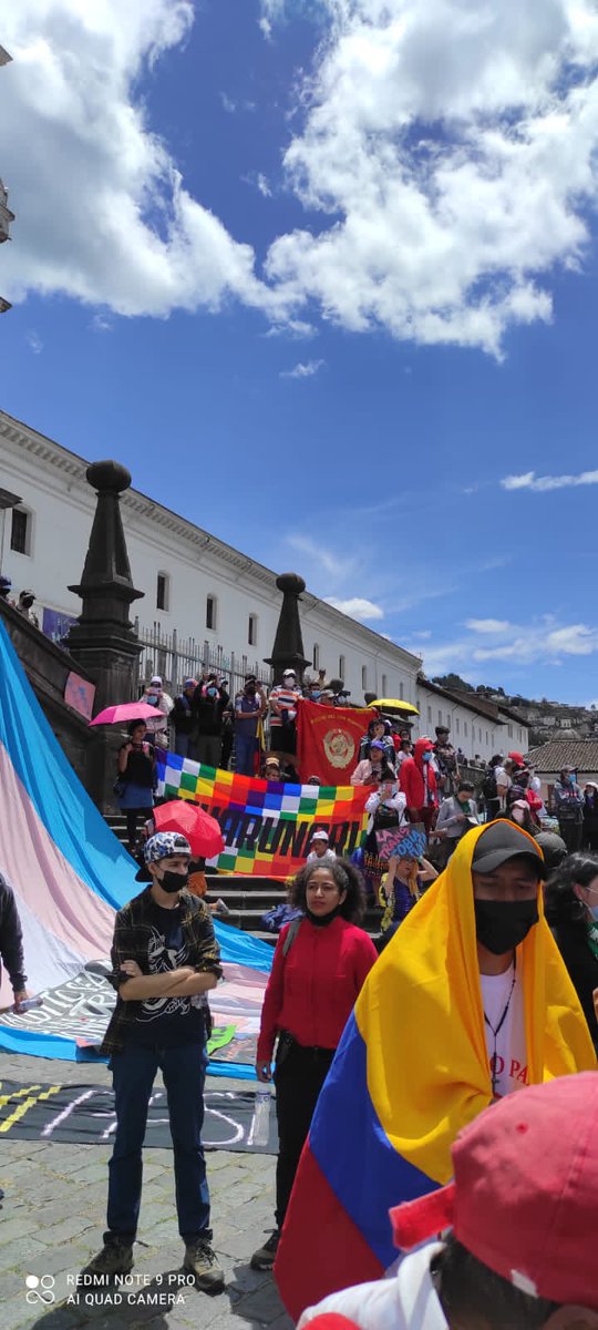 Me robaron el cel y al fin con otro no quería dejar pasar algunos temas importantes a rescatar al marco d la marcha del 1 de Mayo #DiaDelTrabajo sobre el movimiento trans, la organización d las trabajadoras sexuales y d la lucha feminista en #Quito #Ecuador
Foto1:Revista Crisis🧵