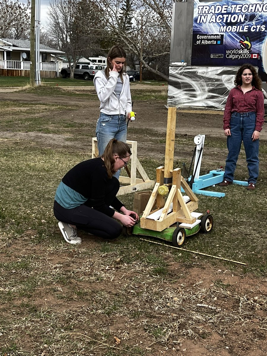 ldmacd's tweet photo. @deliabulldogs @plrd25 Launch day in physics 20! #projectilemotion #catapultsandtrebuchets #science https://t.co/ul6nRE1pL8