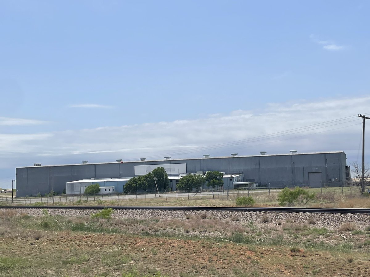 adaniel0306's tweet photo. Hey @elonmusk maybe you could buy this manufacturing plant between DFW and Amarillo. Schlumberger bought it and has put it on a tax depreciation schedule. Taken jobs away from my community. You can see the BNSF railway in front. The property has a spur going through the plant.🚀 https://t.co/pUXh8G0LQV