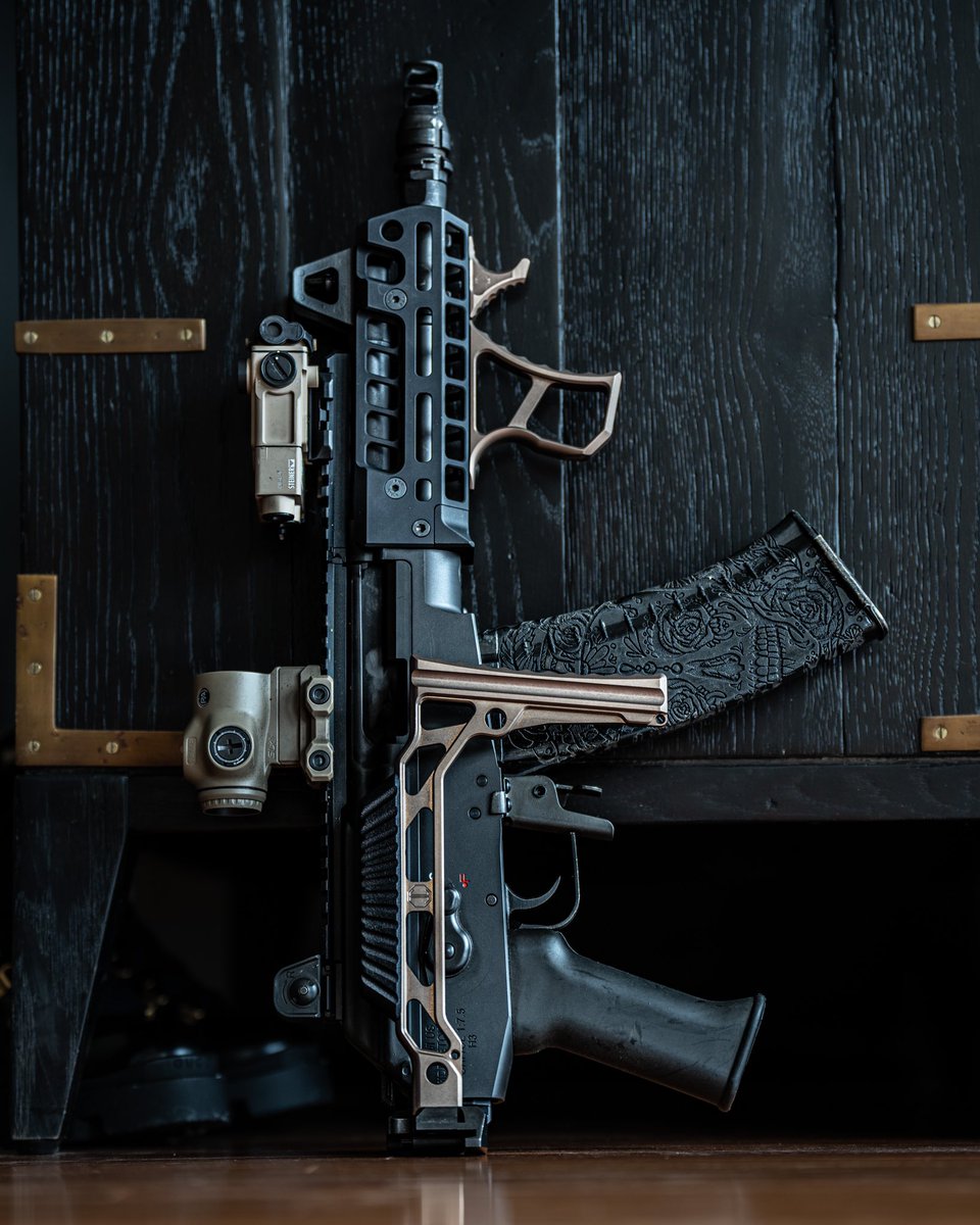 JMacCustoms's tweet photo. #TANoTuesday ✨
Ft: TAN-SFG-HRD Combo + RSA-ACE + 1913-FM + TAN-SS8R + CRIM.75 + 2C-KM
📸 @jmaccustoms_lifestyle
#jmac #jmaccustoms #tanodize #boujietan #gucciboots https://t.co/cBFLAf6YX8