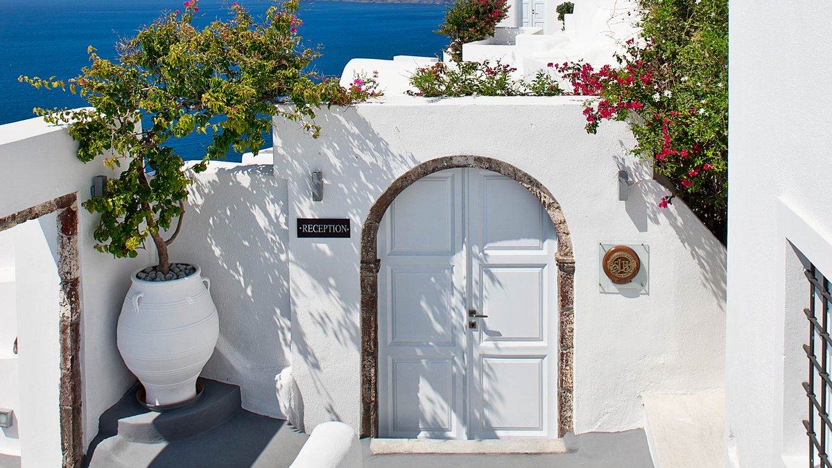 MueblesLluesma's tweet image. 🌴 En Oia, Santorini @gandiablasco ha realizado uno de sus últimos #proyectosContract en #CanavesOiaSuites.  Las tumbonas 356 de #DIABLAOutdoor emerges sobre el agua de la piscina y permiten disfrutar de las puestas de sol griegas. QUICK SERVICE ▶️  bit.ly/3LELDwE