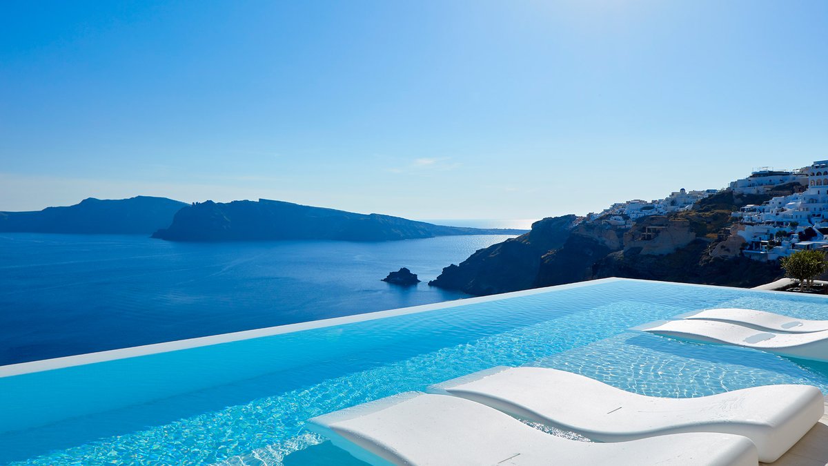 MueblesLluesma's tweet image. 🌴 En Oia, Santorini @gandiablasco ha realizado uno de sus últimos #proyectosContract en #CanavesOiaSuites.  Las tumbonas 356 de #DIABLAOutdoor emerges sobre el agua de la piscina y permiten disfrutar de las puestas de sol griegas. QUICK SERVICE ▶️  bit.ly/3LELDwE