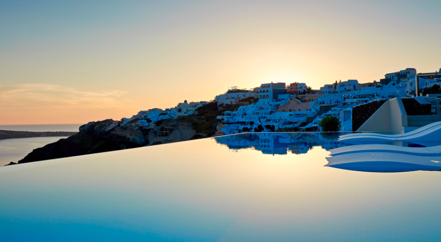 MueblesLluesma's tweet image. 🌴 En Oia, Santorini @gandiablasco ha realizado uno de sus últimos #proyectosContract en #CanavesOiaSuites.  Las tumbonas 356 de #DIABLAOutdoor emerges sobre el agua de la piscina y permiten disfrutar de las puestas de sol griegas. QUICK SERVICE ▶️  bit.ly/3LELDwE