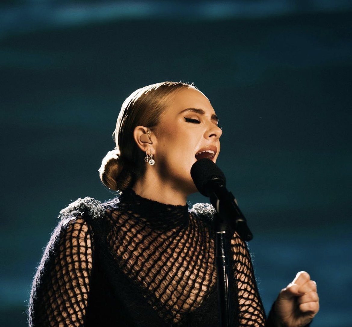 castadele's tweet photo. Adele singing "Easy On Me" live is superior 🥹💘
#adele #EasyOnMeAdele https://t.co/4XIrKZEzWy