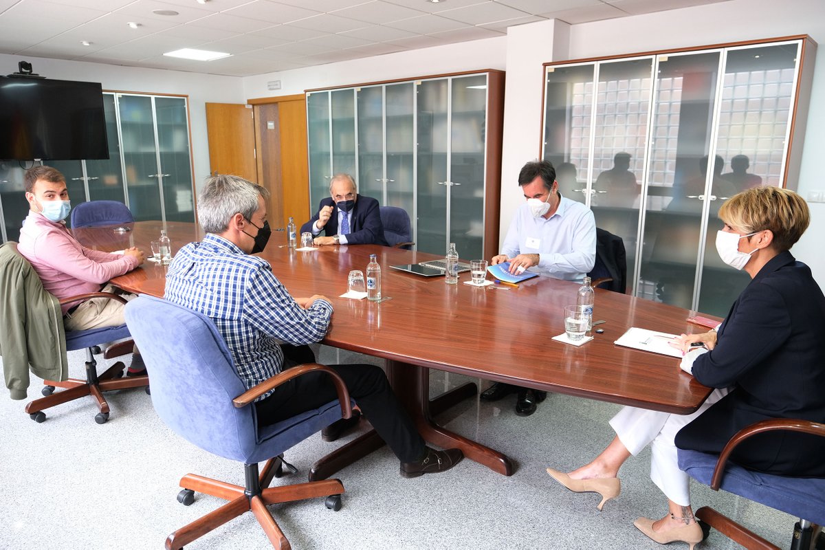 EICAGobCan's tweet photo. 📸La consejera #EcoGobCan, @Elenamanez, y el director de la @agenciaiisi, @caconavarro, se reúnen con responsables de la #empresa de #energíarenovable mediante olas marinas @wedgeglobal para conocer su proyecto de plataforma oceánica #FloatingRadar #Flora🌊 https://t.co/J0ZRa6GoTU
