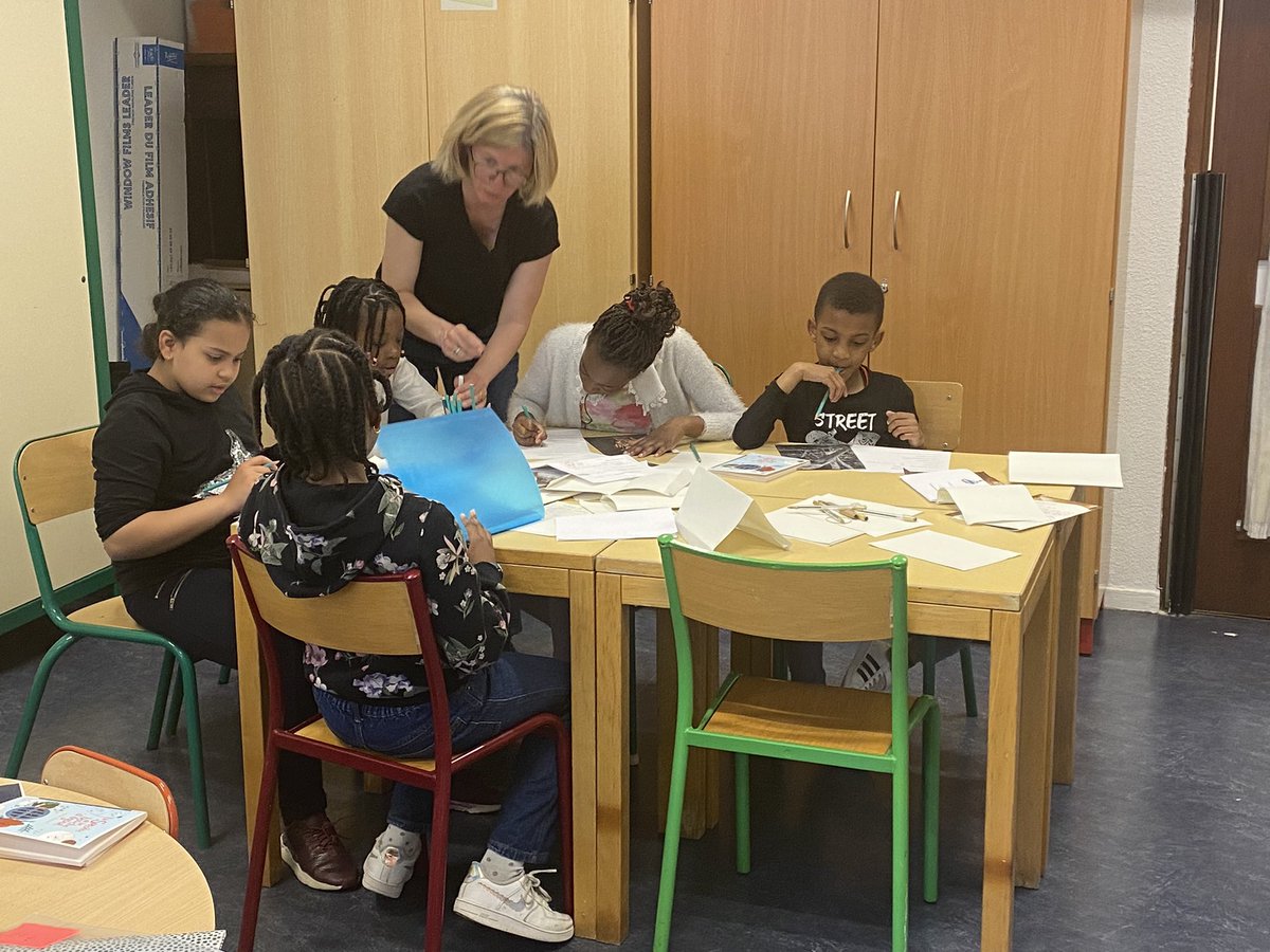 CEPortes20e's tweet photo. Cette semaine au centre de loisirs 51 Davout l’auteure Isabelle Renaud était en résidence auprès des enfants pour faire un travail d’écriture à partir de son livre La Sorcière de la bouche d’égout. Les enfants ont imaginé à leur tour leur héros idéal ! #lecture #vacances @LeCNL https://t.co/pSL3i0tFrV