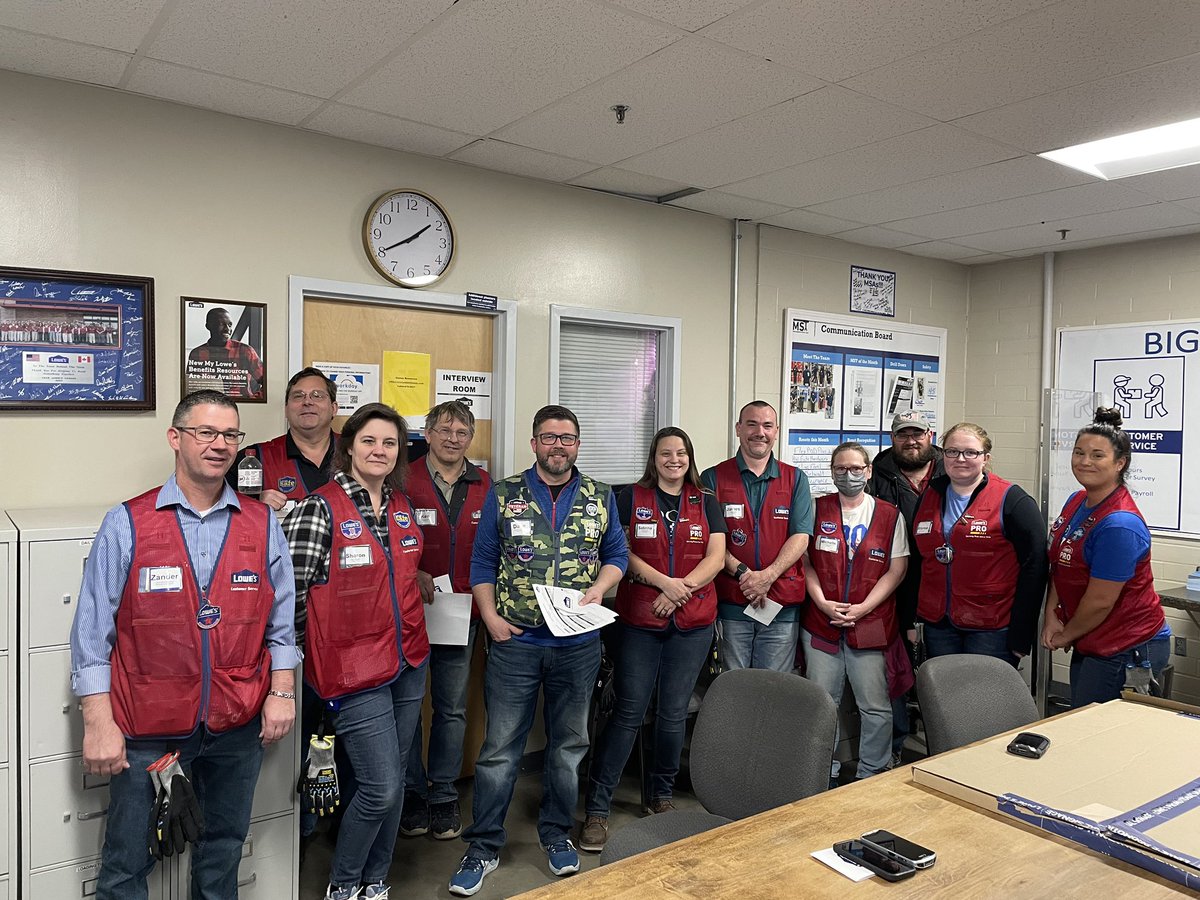 Lowes_1882's tweet photo. Happy #prorally and #specialtyspotlight we love our selling team! @TheProRally #region18 https://t.co/8TVl3PB6rW