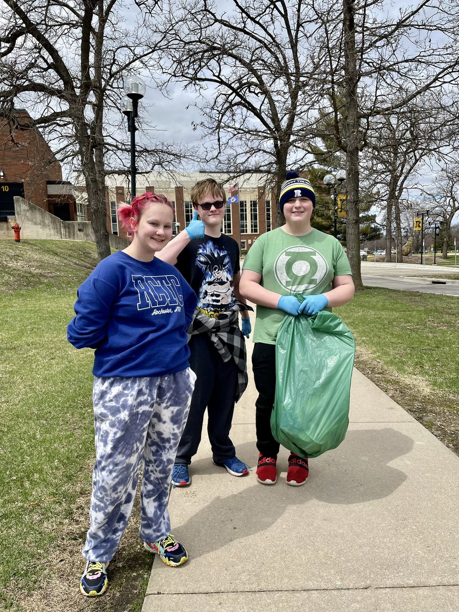 RochesterCTC's tweet photo. #LitterBitBetter The @RPS535 #PTech students are doing their part on RCTCโs campus this afternoon! ๐ฎโญ๏ธโป๏ธ๐ https://t.co/She3jwnfrD