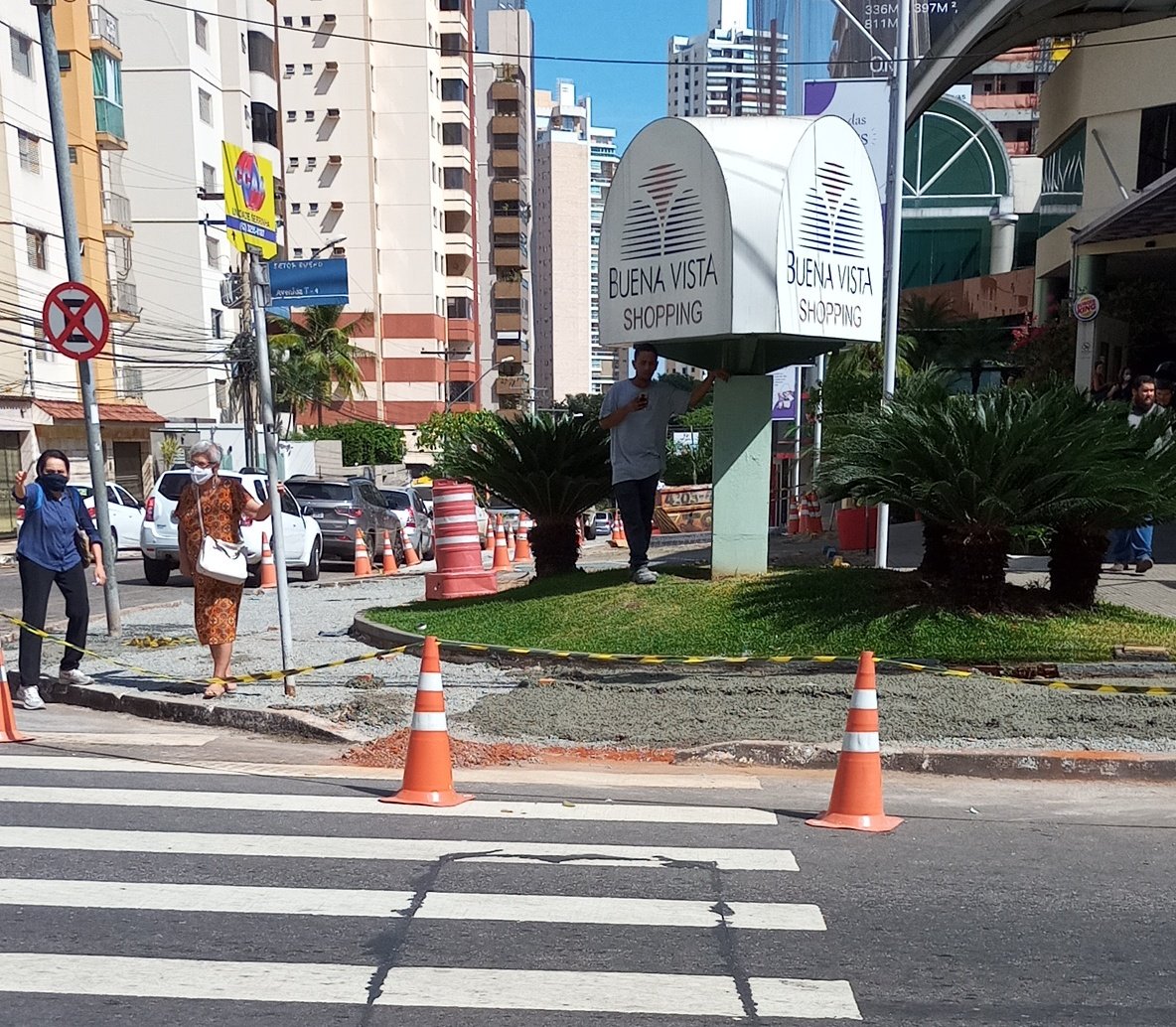 Prefiroirdebike's tweet photo. Eu acho interessante que é só fazer uma caminhada em #Goiânia que vemos obras sendo feitas de forma irregular, e o pedestre que se vir. Só nossa gloriosa @SeplanhGoiania não vê. E aí, @Prefeituradegyn e @Smmgoiania, não é problema de vocês tbm? #PrefsGyn https://t.co/aDitvnGpAl