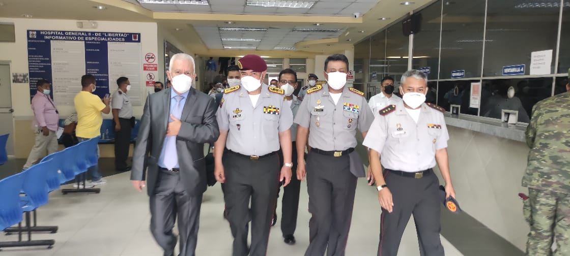 FFAAECUADOR's tweet photo. El ministro de @DefensaEc, el jefe del CC.FF.AA y el Alto Mando Militar realizaron una visita a la casa de salud, donde son atendidos miembros de las #FFAA, que el pasado domingo 1 de mayo sufrieron un accidente de tránsito, cuando un camión táctico fue impactado por un vehículo. https://t.co/I7OvOhByHi