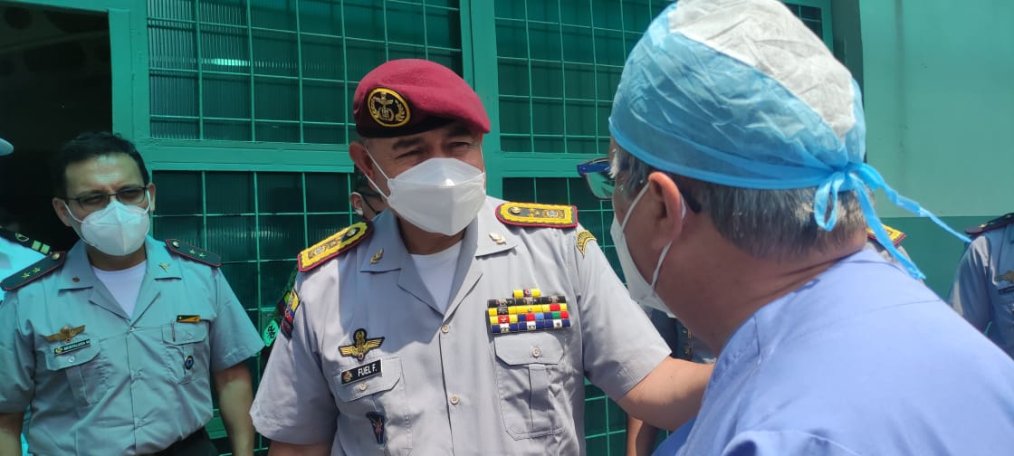 FFAAECUADOR's tweet photo. El ministro de @DefensaEc, el jefe del CC.FF.AA y el Alto Mando Militar realizaron una visita a la casa de salud, donde son atendidos miembros de las #FFAA, que el pasado domingo 1 de mayo sufrieron un accidente de tránsito, cuando un camión táctico fue impactado por un vehículo. https://t.co/I7OvOhByHi