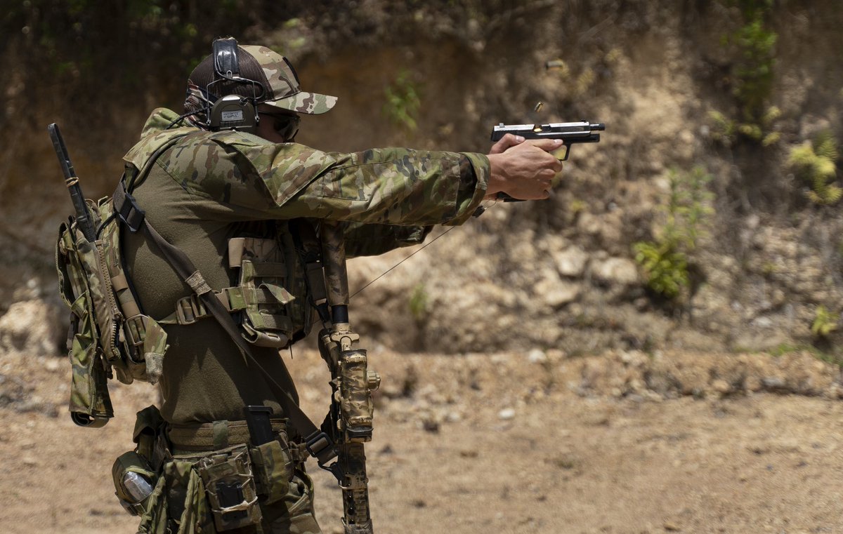 tacticalporn's tweet photo. 🇦🇺Aussie 2nd Commando Regiment members during a live-fire exercise.

#2ndCommandoRegiment #2CDOREGT 
#SpecialForces #SOF #Range #BK22 https://t.co/9Yr8dTvJJn