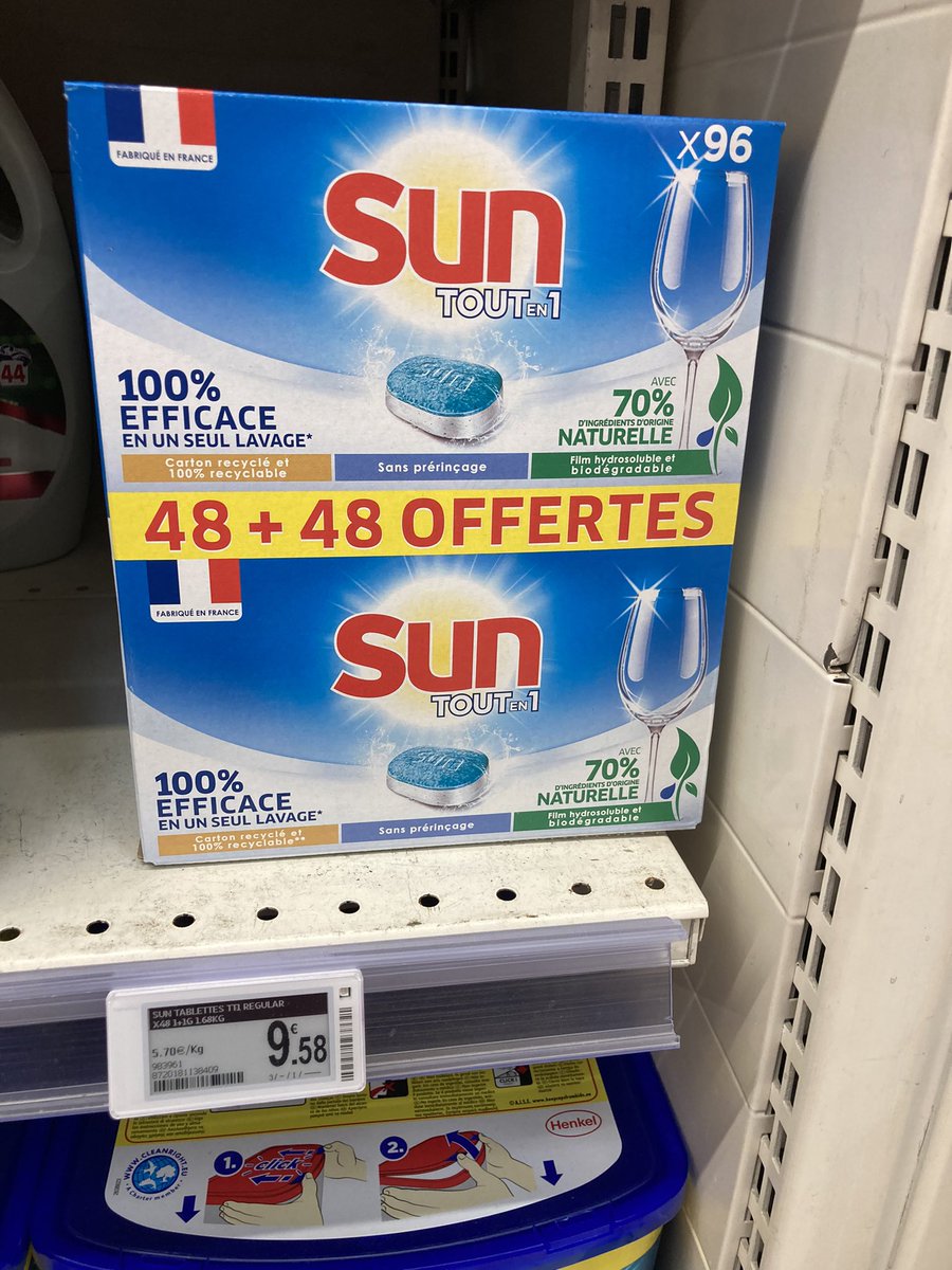 CPiekacz's tweet photo. Les promos chez @AUCHAN_France c’est ça. Il propose 2 cartons dont un gratuit pour 10.65 € lors que dans le rayon, le prix est de 9.58 €. Y aurait pas comme un peu de vol ? Que fait la @dgccrf dans ce cas là ? Avant d’acheter en promo, allez faire un tour dans le rayon. https://t.co/kSA3V33JoT