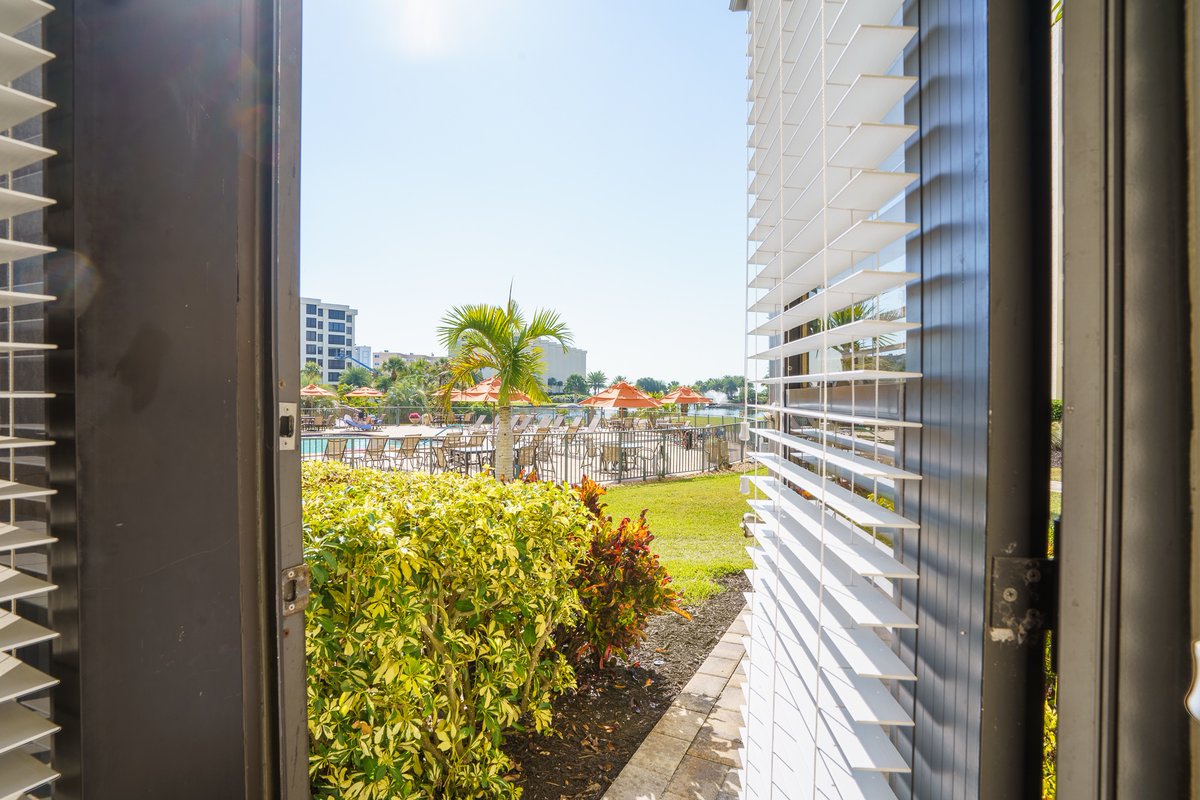 altezvacations's tweet photo. Step out to the pool or just beyond to the crystal clear sands of Siesta Key Beach. https://t.co/bEib0Nm7Qp 
Gulf &amp; Bay Paradise, Siesta Key https://t.co/0L87v1HVac