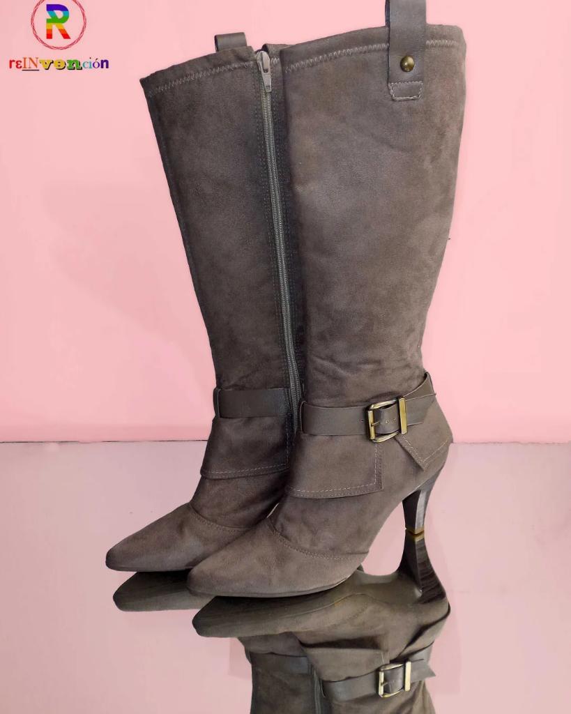 ReinvencionRopa's tweet photo. ✨[#Azaleia] Hermosas botas de gamuza #MadeInBrazil. Talla 36 (Bra); 7 (US); 38 (Eur), tacón de 8 cm
Estado NUEVO 🆕 10/10

💥 #OFERTA 79 SOLES 💥

📦 ENVÍO GRATIS 🇵🇪 https://t.co/Wxq3k3P4By