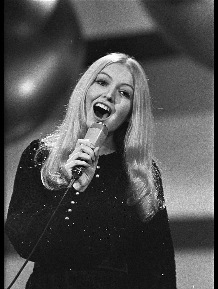 Happy 72nd birthday to Mary Hopkin. 