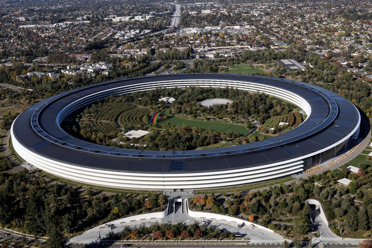 engadget's tweet photo. Apple reportedly hires a longtime Ford executive for its car project https://t.co/kI1zrQcRZz https://t.co/pz8FQfJRh5