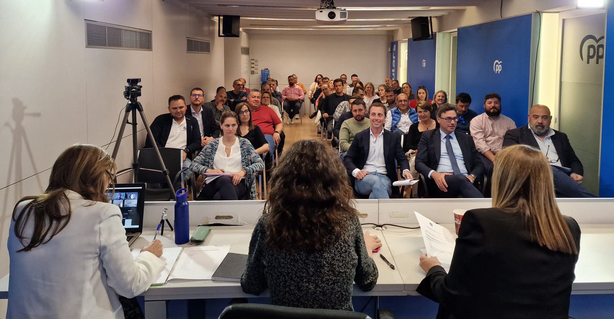 🔵 La nostra presidenta <a href="/MargaProhens/">Marga Prohens</a> i la secretària general <a href="/Sanfh/">Sandra Fernández Herranz</a> han reunit avui a la Junta Directiva del <a href="/ppbalears/">PP Balears</a>. Tenim el full de ruta clar: no som l’oposició, som l’alternativa. Seguim!

#CentratsenlAlternativa