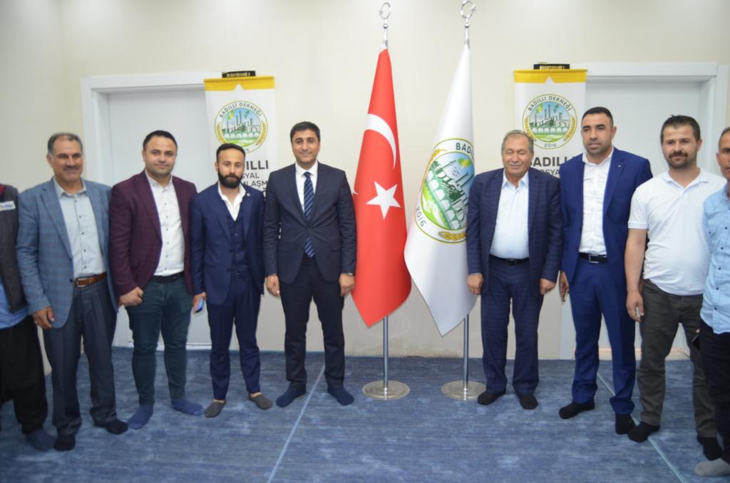 badillider63's tweet photo. derneğimizin düzenlemiş olduğu bayramlaşma programına katılan , Ağrı TAHİR belediye başkanımız sayın Mahmut kemaloğlu na , 
 İYİ PARTİ KARAKÖPRÜ ilçe başkanımız sayın Mehmet Yaşar Badıllı ya ,
CHP ŞANLIURFA il başkanımız sayın Ferhat Karadağ a ,
GELECEK PARTİ KARAKÖPRÜ ilçe https://t.co/zdsoRvcRBy