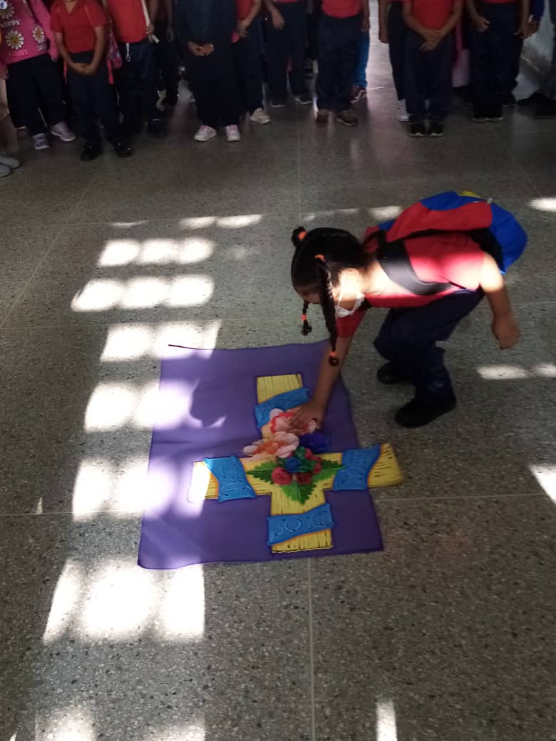 ClifCoche's tweet photo. #3mayo desde el CEIN Edad de Oro, docentes y estudiantes en el homenaje a la cruz de Mayo @dgei_mppe @DIYF_ZEDC @gracielamarilis @SupervisionZedc @MPPEDUCACION https://t.co/IsRCPeXyk2
